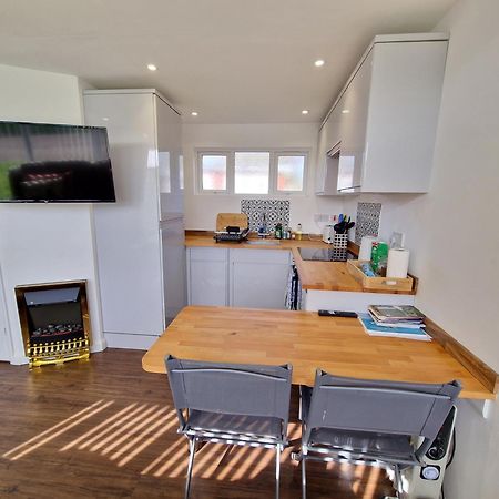 67 Broadside Holiday Chalet Near Broads & Beaches สตาแลม ภายนอก รูปภาพ